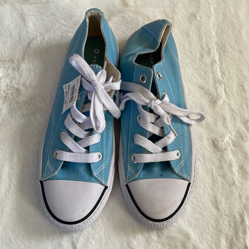 Light blue Airwalk sneakers size 7 1/2 NEVER WORN